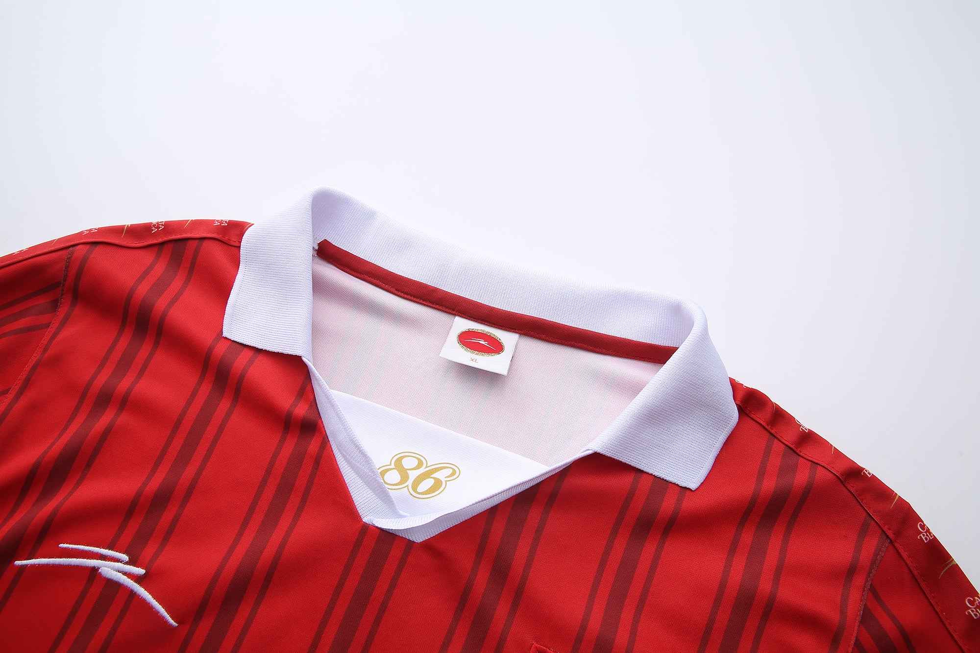 PLAYERA DE COLECCIÓN
"CHIQUITIBUM" 86 X CARTA BLANCA — MANGA LARGA ROJA